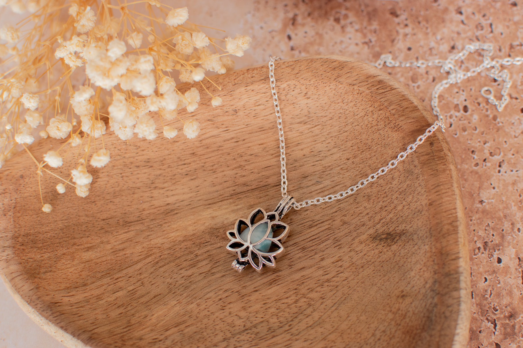 Pendentif lotus avec chaine