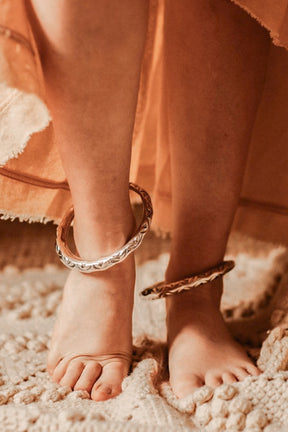 Bracciale alla caviglia incisa