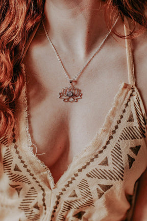 Pendentif lotus avec chaine