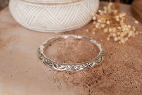 Bracciale alla caviglia incisa