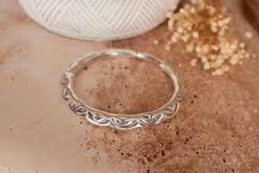 Bracciale alla caviglia incisa