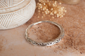 Bracciale alla caviglia incisa