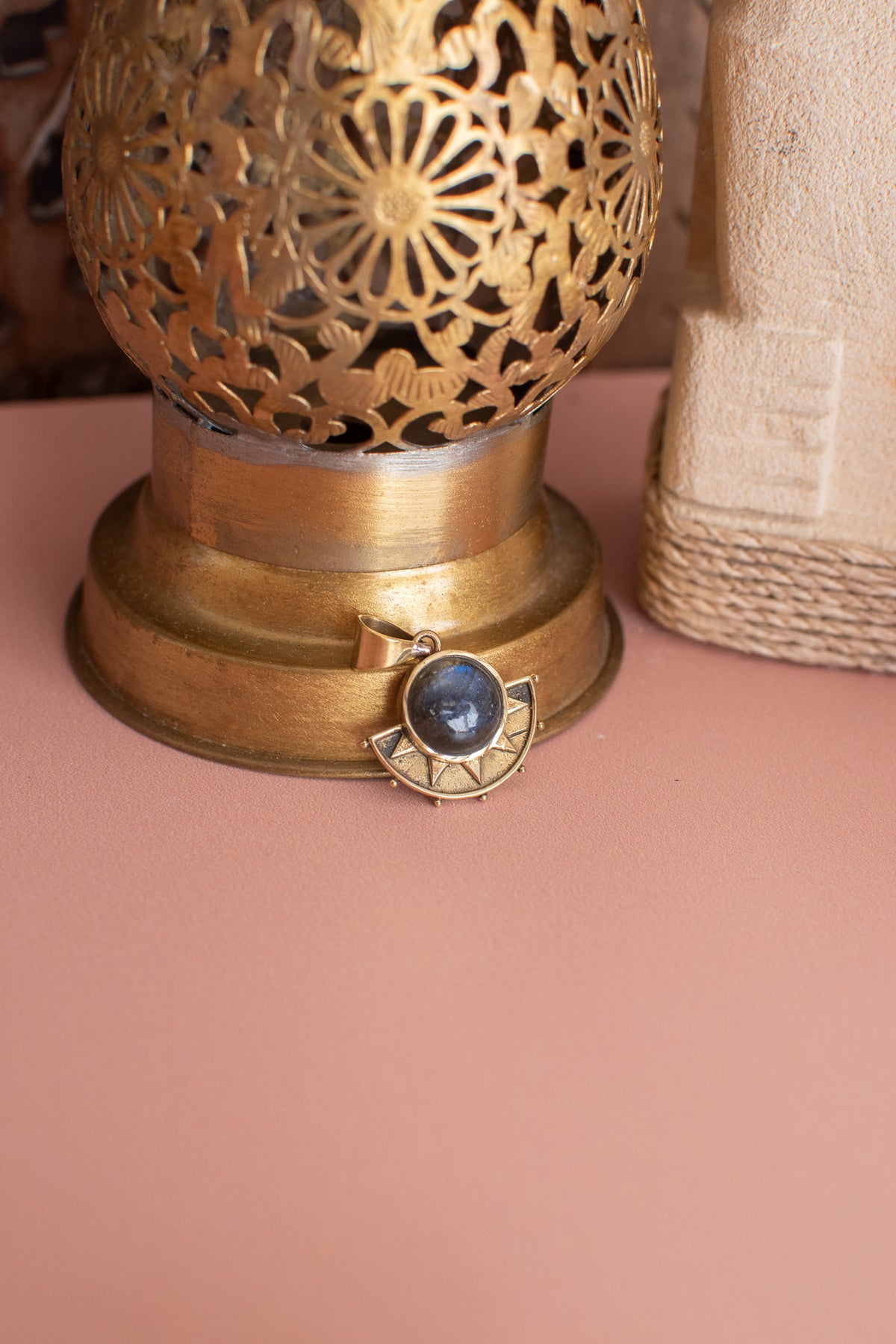 Labradorite pendant with chain