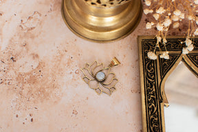 Pendentif lotus pierre de lune