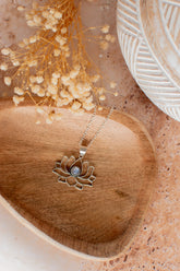 Pendentif lotus avec chaine