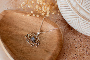 Pendentif lotus avec chaine