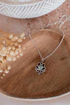 Pendentif lotus avec chaine