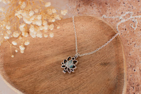 Pendentif lotus avec chaine