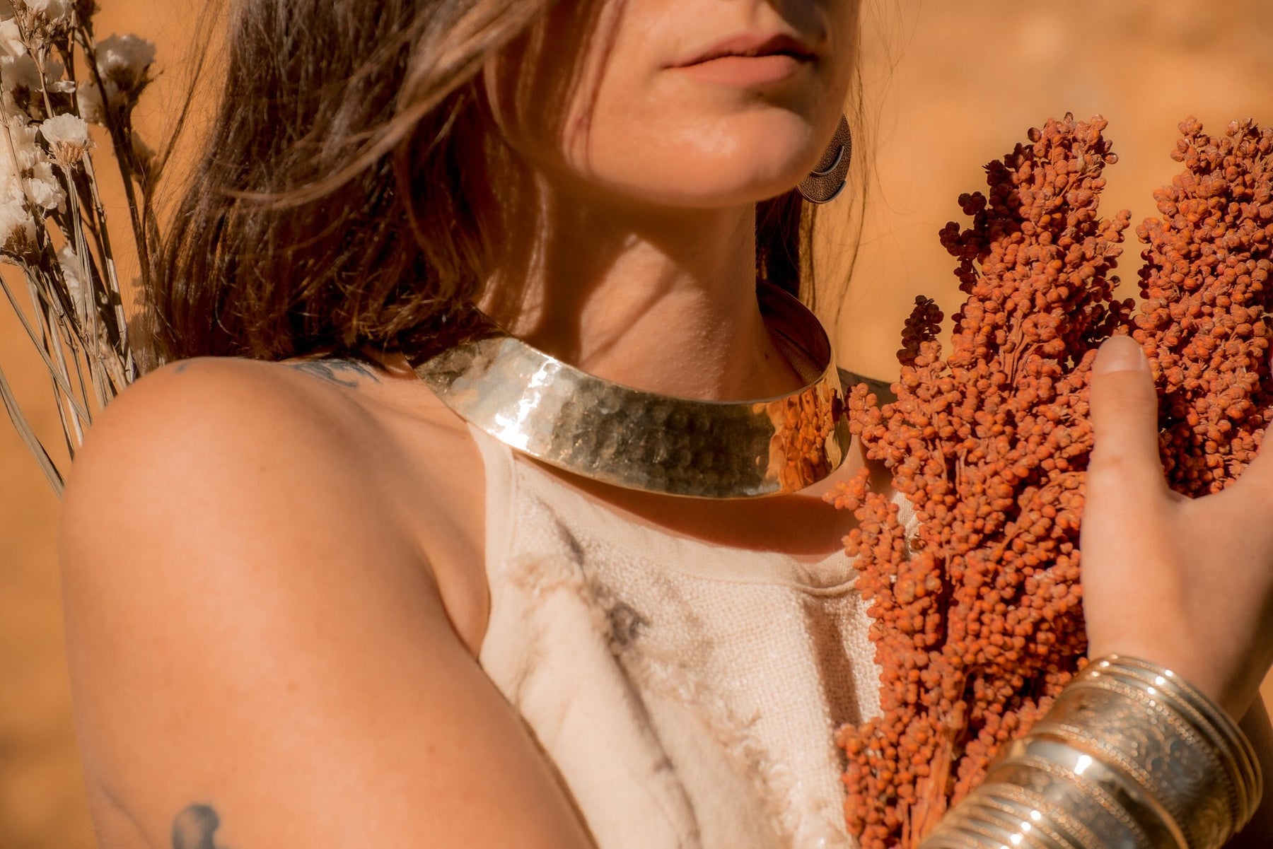 Gros collier torque martelé, collier femme tribal - collier bohème en laiton
